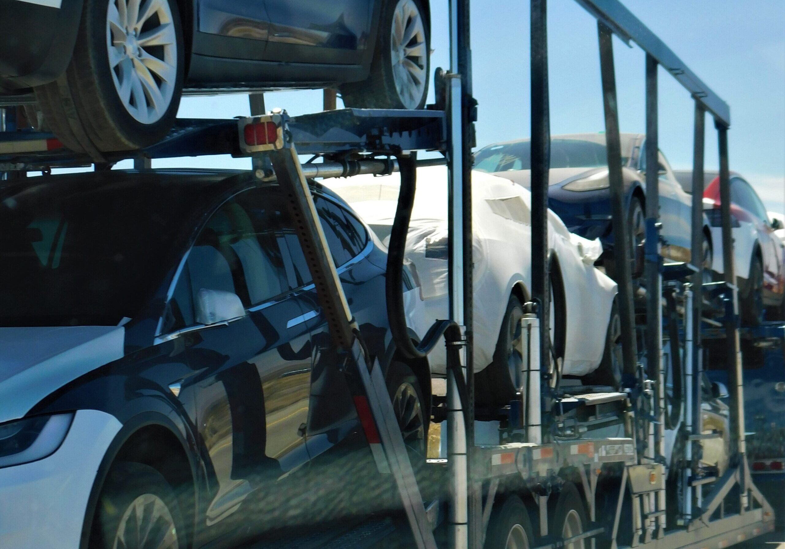 car-hauler-trailer-filled-with-vehicles